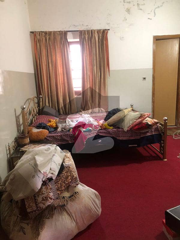 علامہ اقبال ٹاؤن لاہور میں 1 کمرے کا 10 مرلہ کمرہ 18 ہزار میں کرایہ پر دستیاب ہے۔