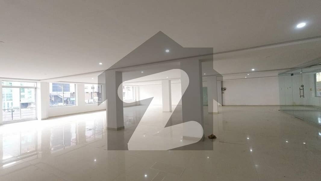 ایف ۔ 11 مرکز ایف ۔ 11 اسلام آباد میں 13 مرلہ دفتر 7 لاکھ میں کرایہ پر دستیاب ہے۔