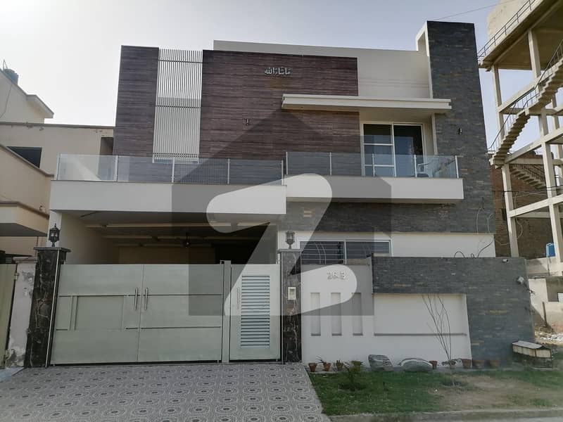 ٹیک ٹاؤن (ٹی این ٹی کالونی) ستیانہ روڈ فیصل آباد میں 4 کمروں کا 8 مرلہ مکان 2.25 کروڑ میں برائے فروخت۔