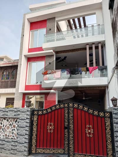 سادات ٹاؤن لاہور میں 6 کمروں کا 10 مرلہ مکان 2.7 کروڑ میں برائے فروخت۔