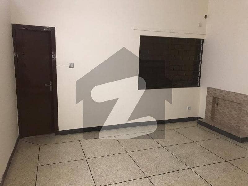 ایف ۔ 7 اسلام آباد میں 6 کمروں کا 1.33 کنال مکان 32 کروڑ میں برائے فروخت۔