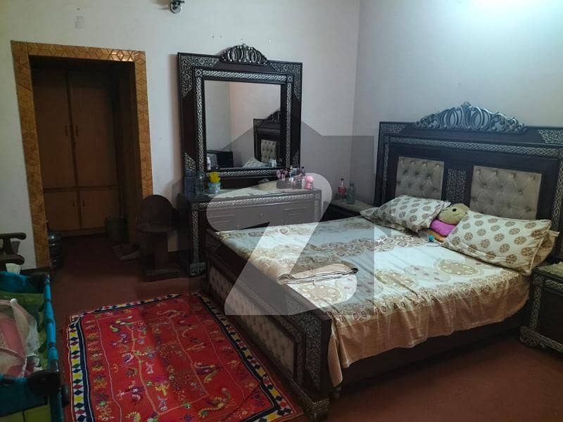 نیو شالیمار کالونی ملتان میں 6 کمروں کا 18 مرلہ مکان 3.2 کروڑ میں برائے فروخت۔