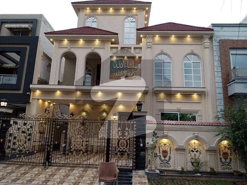 واپڈا ٹاؤن لاہور میں 7 کمروں کا 10 مرلہ مکان 4.1 کروڑ میں برائے فروخت۔