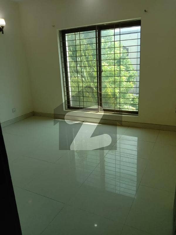 بحریہ ٹاؤن سیکٹر B بحریہ ٹاؤن لاہور میں 2 کمروں کا 4 مرلہ فلیٹ 65 لاکھ میں برائے فروخت۔