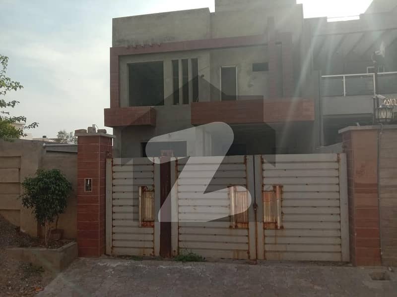 سعید کالونی فیصل آباد میں 4 کمروں کا 10 مرلہ مکان 1.7 کروڑ میں برائے فروخت۔