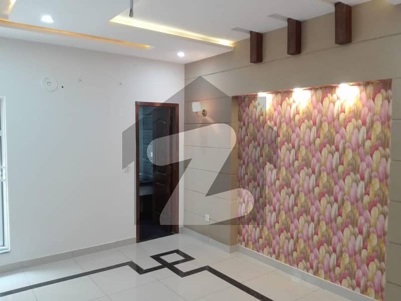 ایلیٹ ٹاؤن ۔ بلاک بی ایلیٹ ٹاؤن لاہور میں 5 کمروں کا 10 مرلہ مکان 1.5 کروڑ میں برائے فروخت۔