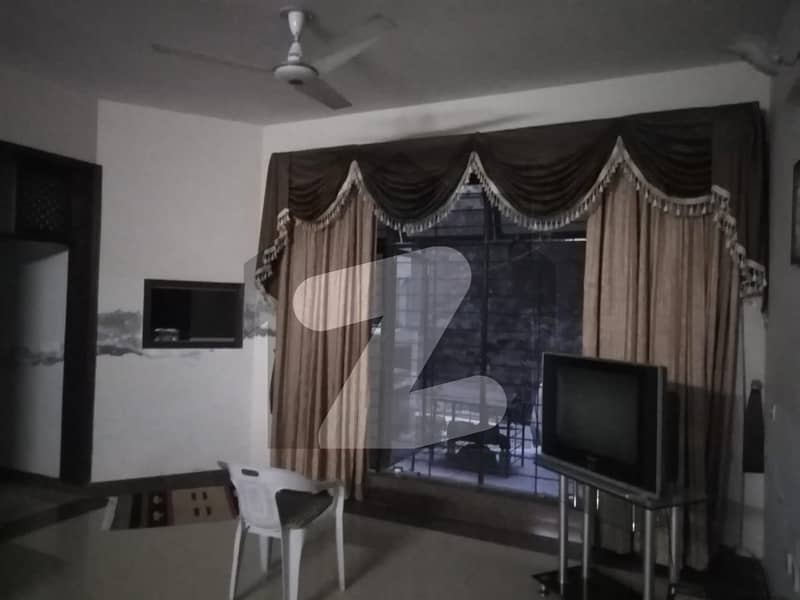 ماڈل ٹاؤن لاہور میں 5 کمروں کا 1 کنال مکان 10 کروڑ میں برائے فروخت۔
