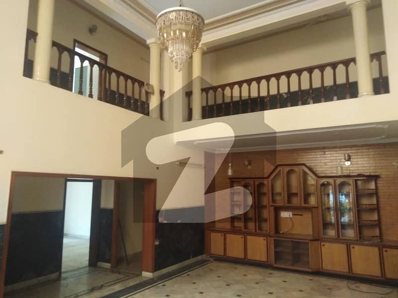ماڈل ٹاؤن لاہور میں 5 کمروں کا 2 کنال مکان 16 کروڑ میں برائے فروخت۔