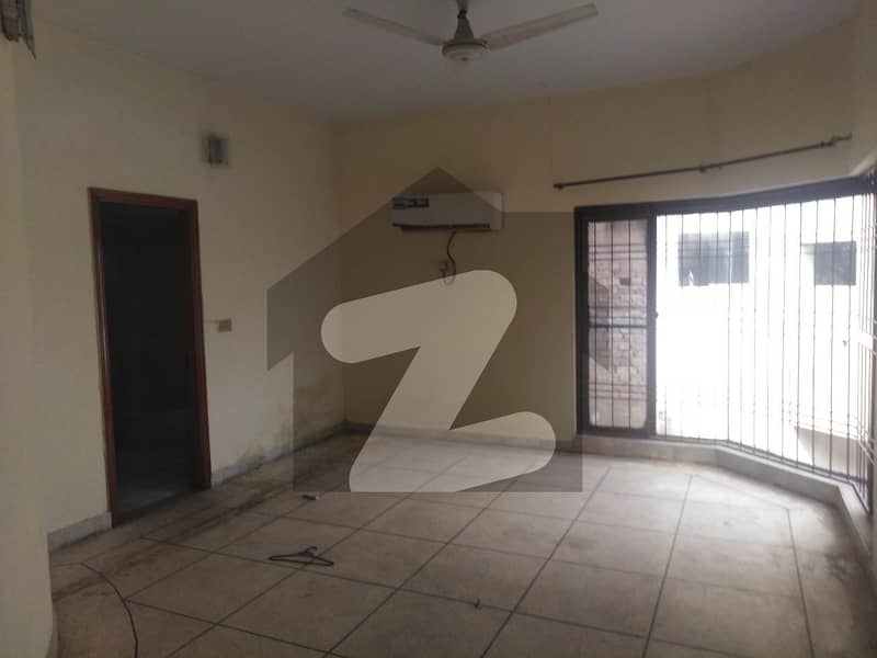 ماڈل ٹاؤن لاہور میں 5 کمروں کا 2 کنال مکان 12 کروڑ میں برائے فروخت۔
