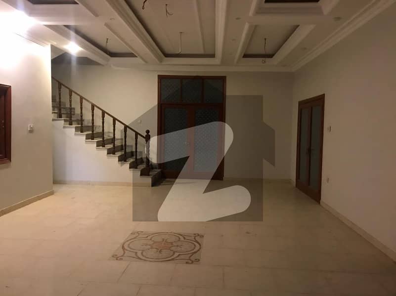 سندھ یونیورسٹی سوسائٹی - فیز 2 سندھ یونیورسٹی ایمپلائز کوآپریٹیو ہاؤسنگ سوسائٹی جامشورو میں 8 کمروں کا 1.2 کنال مکان 3.5 کروڑ میں برائے فروخت۔
