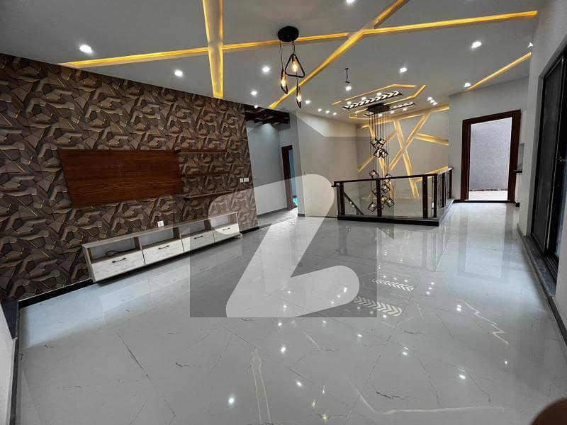 ماڈل سٹی ون کینال روڈ فیصل آباد میں 5 کمروں کا 7 مرلہ مکان 2.5 کروڑ میں برائے فروخت۔