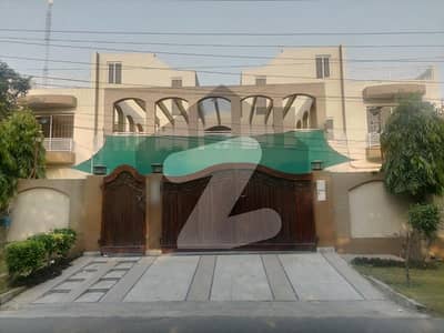 جوہر ٹاؤن فیز 1 - بلاک ڈی1 جوہر ٹاؤن فیز 1 جوہر ٹاؤن لاہور میں 7 کمروں کا 2 کنال مکان 11 کروڑ میں برائے فروخت۔