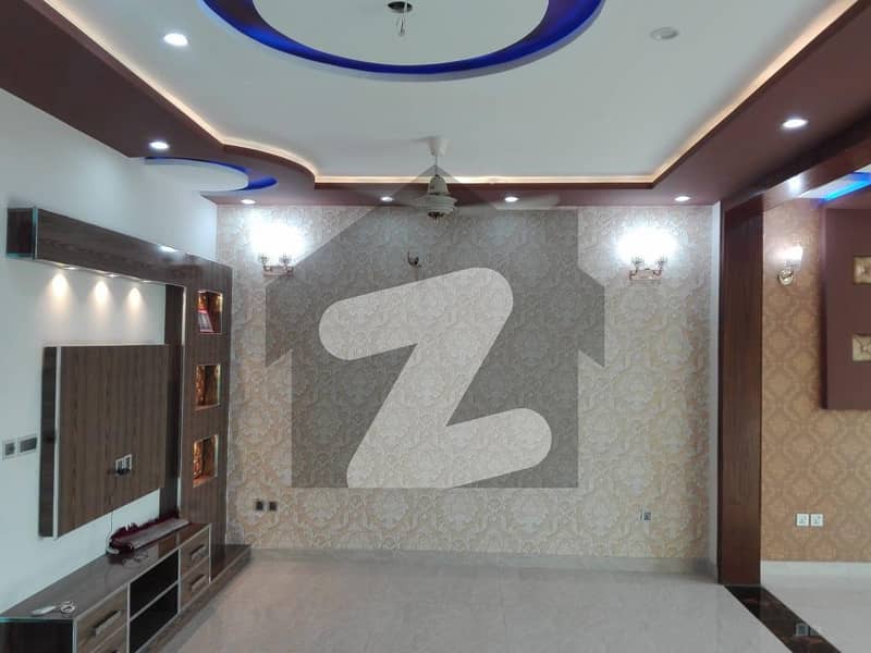 سینٹرل پارک ہاؤسنگ سکیم لاہور میں 6 کمروں کا 13 مرلہ مکان 2.65 کروڑ میں برائے فروخت۔