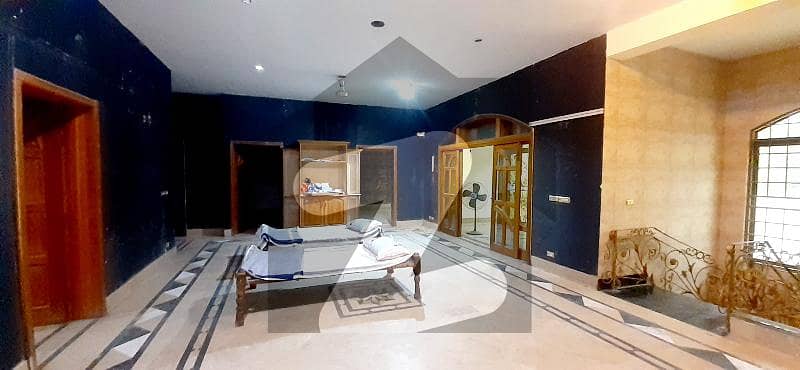 جوہر ٹاؤن لاہور میں 5 کمروں کا 1 کنال مکان 2.5 لاکھ میں کرایہ پر دستیاب ہے۔