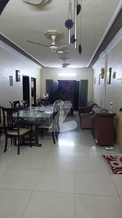 بہادر آباد گلشنِ اقبال ٹاؤن کراچی میں 4 کمروں کا 10 مرلہ فلیٹ 3.3 کروڑ میں برائے فروخت۔