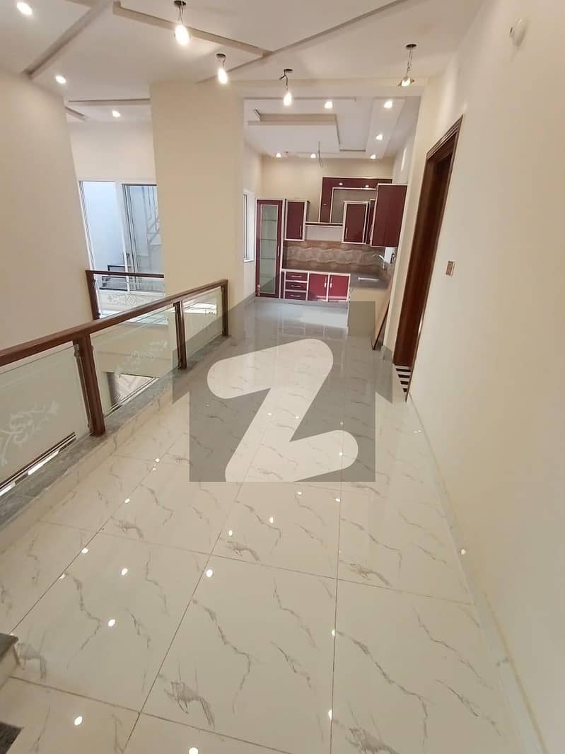 النور گارڈن فیصل آباد میں 4 کمروں کا 7 مرلہ مکان 2.5 کروڑ میں برائے فروخت۔