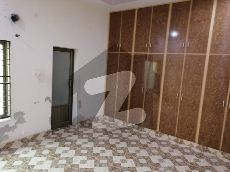 10 Marla House Ideally Situated In Millat Town