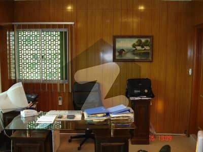 عزیز بھٹی شہید روڈ راولپنڈی میں 2 کمروں کا 2 مرلہ دفتر 1 لاکھ میں کرایہ پر دستیاب ہے۔