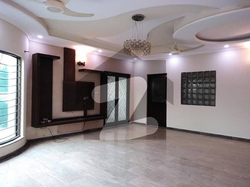 طفیل روڈ کینٹ لاہور میں 5 کمروں کا 1.1 کنال مکان 9 کروڑ میں برائے فروخت۔