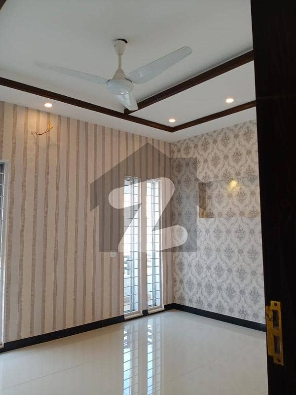 ڈی ایچ اے فیز 6 - بلاک ڈی فیز 6 ڈیفنس (ڈی ایچ اے) لاہور میں 3 کمروں کا 5 مرلہ مکان 2.4 کروڑ میں برائے فروخت۔