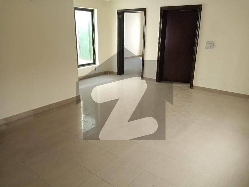 یونیورسٹی ٹاؤن فیصل آباد میں 4 کمروں کا 10 مرلہ مکان 2.5 کروڑ میں برائے فروخت۔