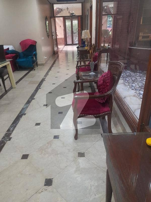 کینال ویو بلاک اے کینال ویو لاہور میں 6 کمروں کا 2.2 کنال مکان 12.25 کروڑ میں برائے فروخت۔