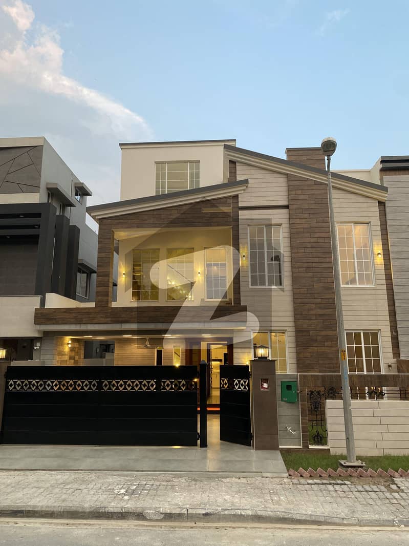10 Marla Beautiful Ultra Modern House Available In Bahria Town Lahore.