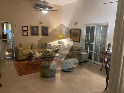 گلبرگ 3 - بلاک ایل گلبرگ 3 گلبرگ لاہور میں 11 کمروں کا 4 کنال مکان 45 کروڑ میں برائے فروخت۔