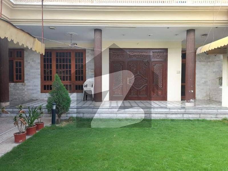 حیات آباد فیز 4 حیات آباد پشاور میں 10 کمروں کا 1 کنال مکان 8.8 کروڑ میں برائے فروخت۔