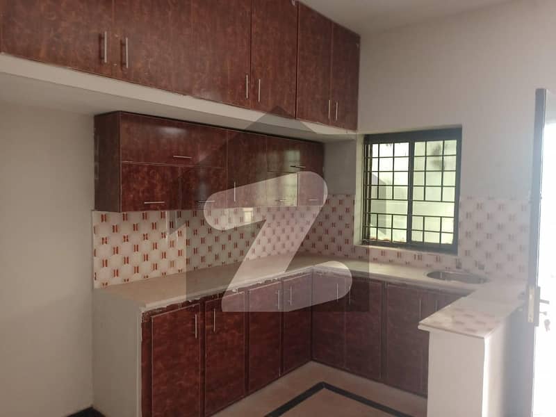 In Lalazar 10 Marla House For rent