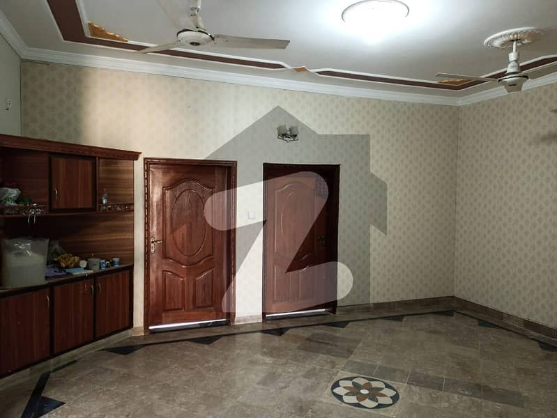 Centrally Located House For rent In Lalazar Available