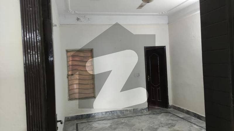 پی آئی اے ہاؤسنگ سکیم لاہور میں 2 کمروں کا 5 مرلہ فلیٹ 35 ہزار میں کرایہ پر دستیاب ہے۔
