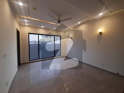 رئیل کاٹیجز لاہور میں 5 کمروں کا 1 کنال مکان 6.1 کروڑ میں برائے فروخت۔
