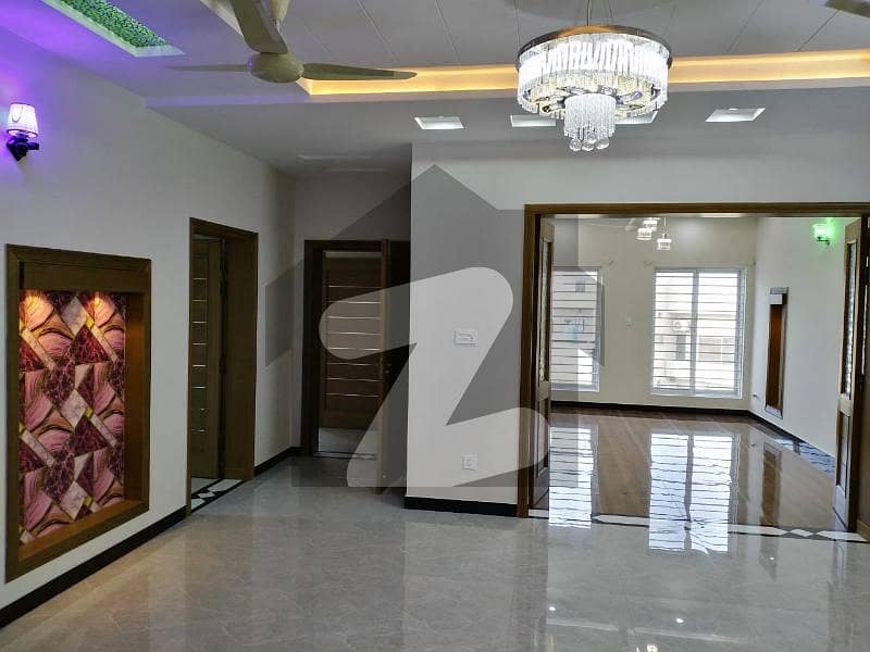 میڈیا ٹاؤن ۔ بلاک ڈی میڈیا ٹاؤن راولپنڈی میں 6 کمروں کا 12 مرلہ مکان 4.25 کروڑ میں برائے فروخت۔