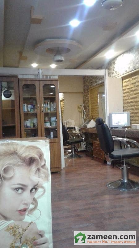 Fully Furnished Running Beauty Parlor For Rent