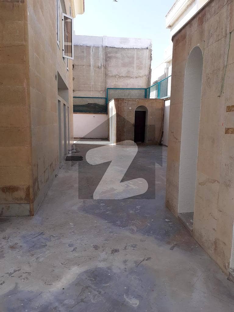 کلفٹن کراچی میں 7 کمروں کا 2 کنال مکان 10 لاکھ میں کرایہ پر دستیاب ہے۔