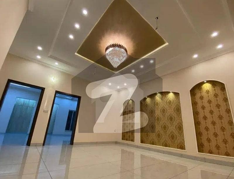 10 Marla Double story park facing Luxury House is Available For sale in Beautiful wapda town phase 1