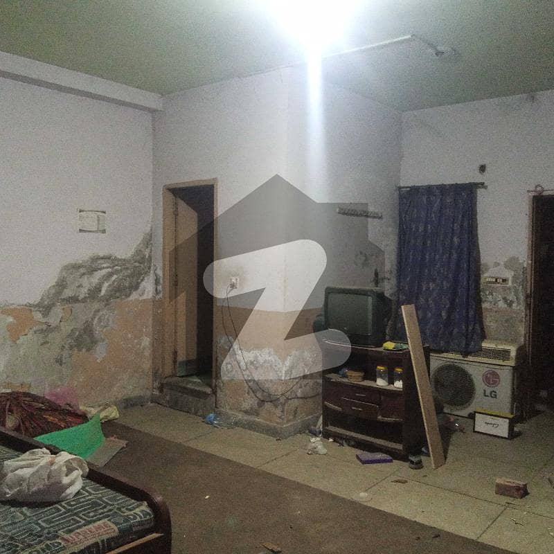 2025 Square Feet Room For Rent In Johar Town