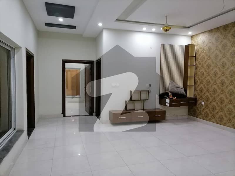 گلشنِ مدینہ فیصل آباد میں 6 کمروں کا 12 مرلہ مکان 3.5 کروڑ میں برائے فروخت۔