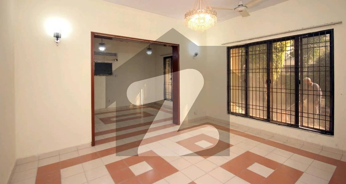 ماڈل ٹاؤن لاہور میں 3 کمروں کا 2 کنال مکان 13.5 کروڑ میں برائے فروخت۔