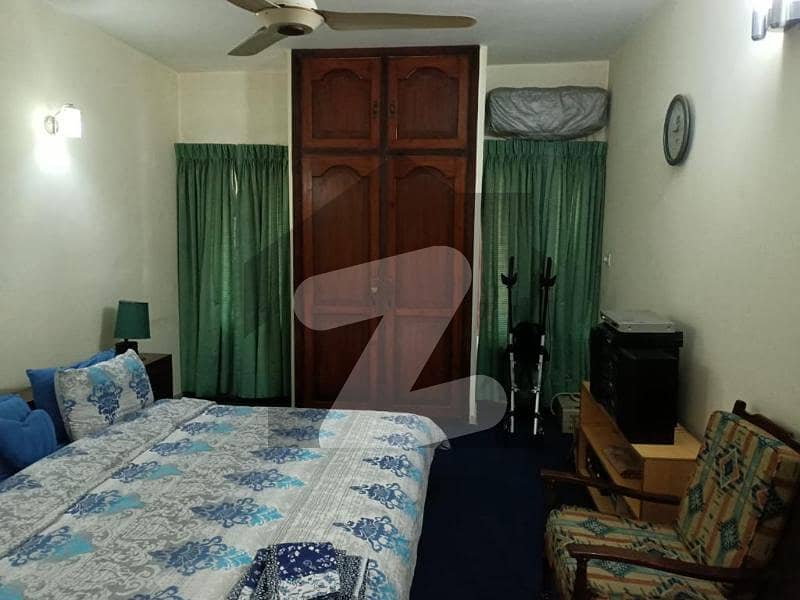 سرفراز رفیقی روڈ کینٹ لاہور میں 5 کمروں کا 2 کنال مکان 16 کروڑ میں برائے فروخت۔