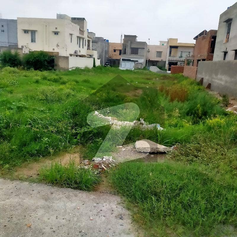 hot location plot For Sale in paragon City Lahore