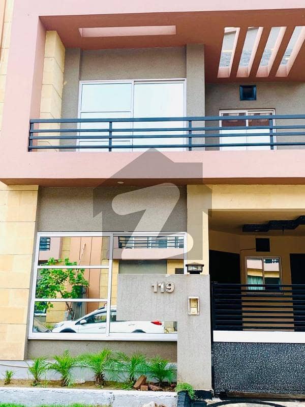 خیابانِ گارڈنز فیصل آباد میں 5 کمروں کا 6 مرلہ مکان 60 ہزار میں کرایہ پر دستیاب ہے۔