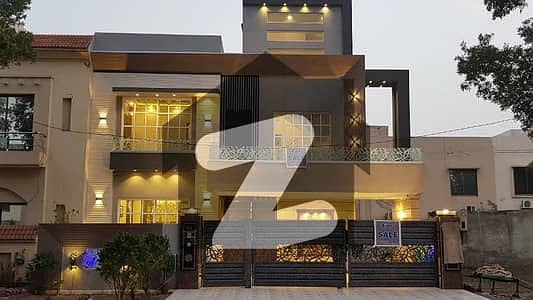 وینس ہاؤسنگ سکیم لاہور میں 8 کمروں کا 12 مرلہ مکان 3.1 کروڑ میں برائے فروخت۔