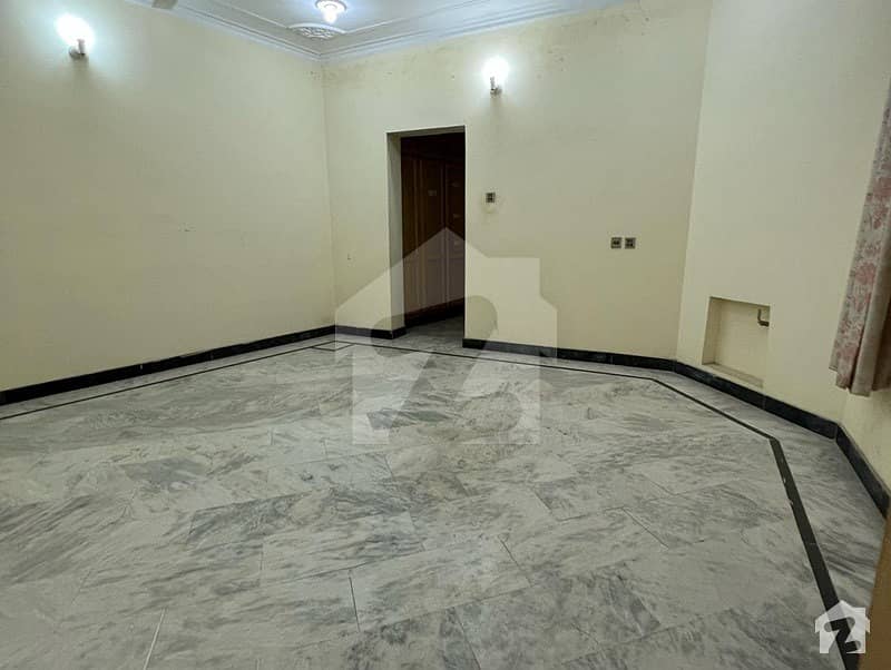یونیورسٹی ٹاؤن پشاور میں 3 کمروں کا 15 مرلہ زیریں پورشن 90 ہزار میں کرایہ پر دستیاب ہے۔