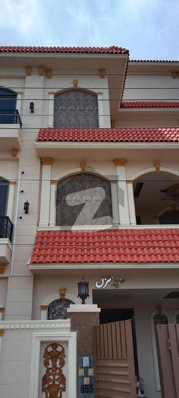 جوبلی ٹاؤن ۔ بلاک بی جوبلی ٹاؤن لاہور میں 8 کمروں کا 10 مرلہ مکان 1.5 لاکھ میں کرایہ پر دستیاب ہے۔