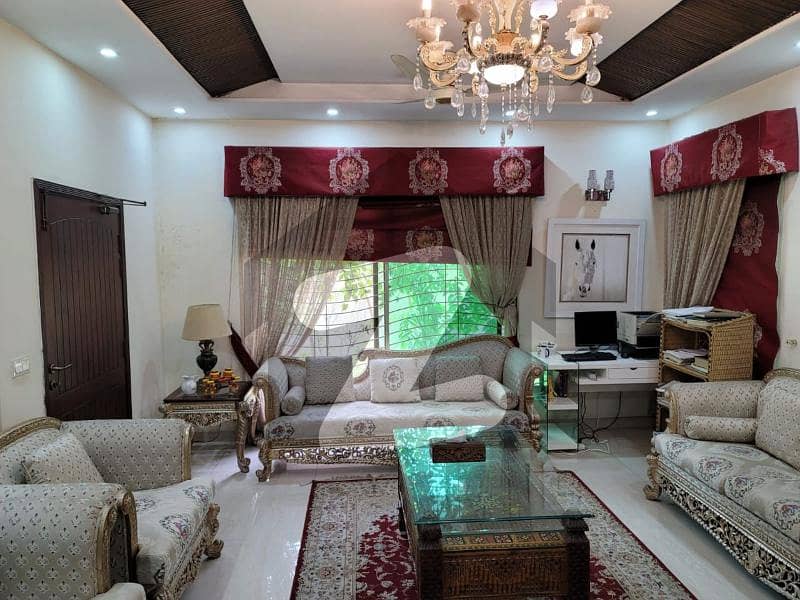 سکھ چین گارڈنز لاہور میں 5 کمروں کا 1 کنال مکان 5 کروڑ میں برائے فروخت۔