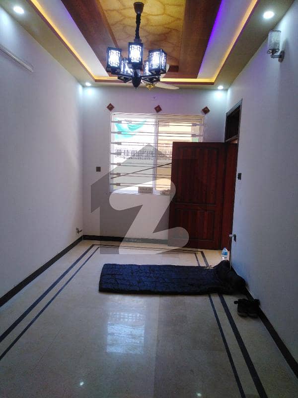 شلے ویلی راولپنڈی میں 4 کمروں کا 5 مرلہ مکان 60 ہزار میں کرایہ پر دستیاب ہے۔