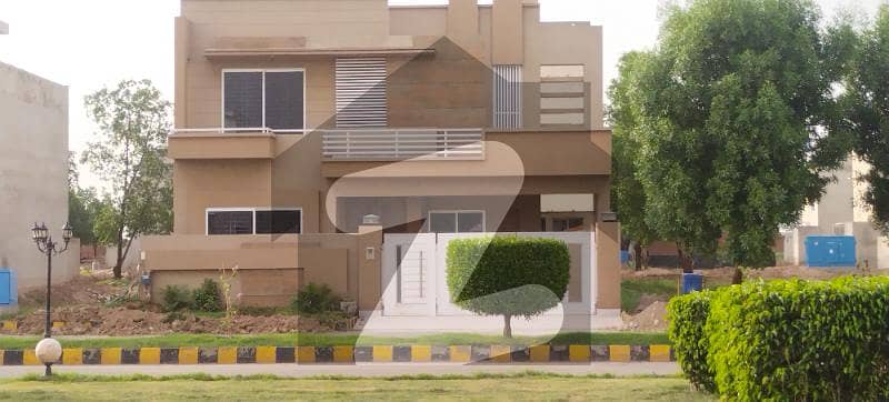 سٹی ہاؤسنگ سوسائٹی - فیز 1 سٹی ہاؤسنگ سوسائٹی فیصل آباد میں 5 کمروں کا 10 مرلہ مکان 75 ہزار میں کرایہ پر دستیاب ہے۔