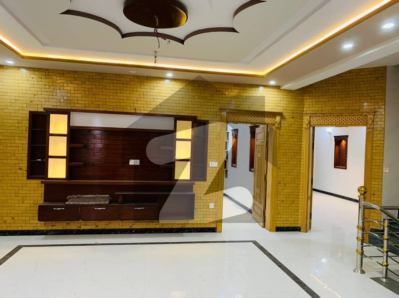 حیات آباد پشاور میں 7 کمروں کا 10 مرلہ مکان 5.5 کروڑ میں برائے فروخت۔